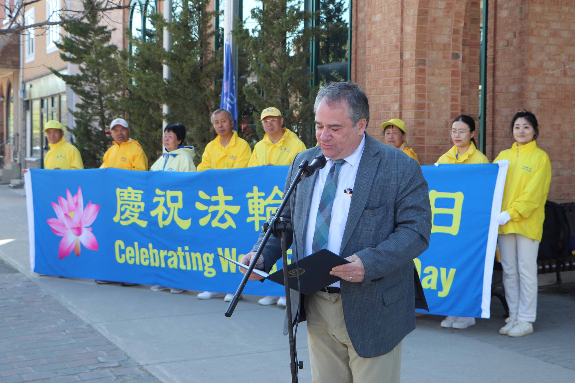 图5:市长沃尔特·舒默感谢法轮大法对建设和谐社会所作出的贡献