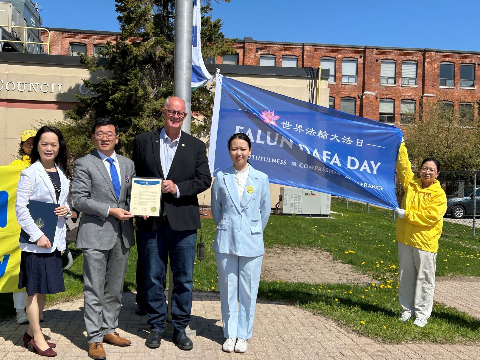 图7:奥里利亚市市长唐·麦克艾萨克于法轮功学员一起庆祝世界法轮大法日