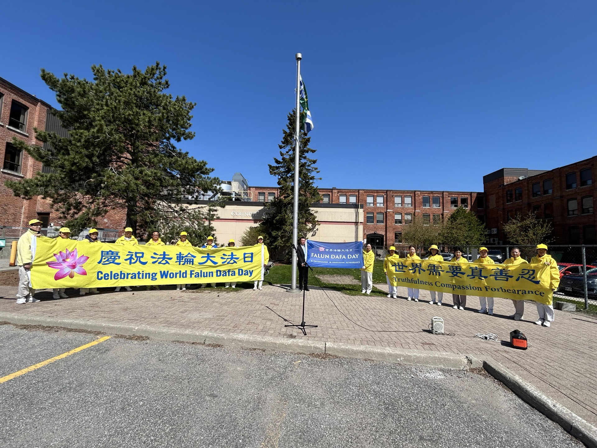 图8:奥里利亚市第五年升起“世界法轮大法日”的旗帜