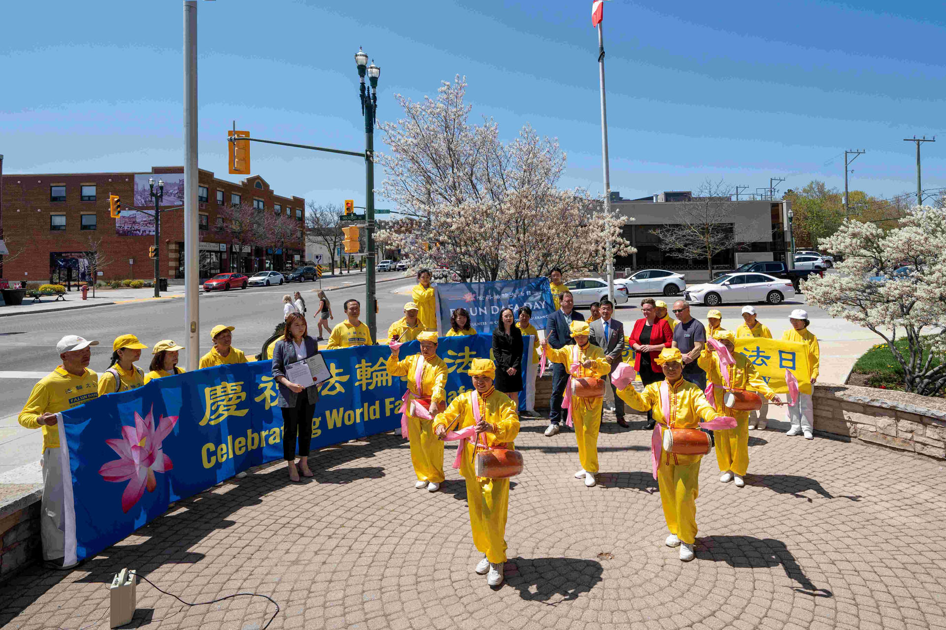 图11:奥兰治维尔市市长和法轮功学员一起庆祝法轮大法洪传世界三十三周年