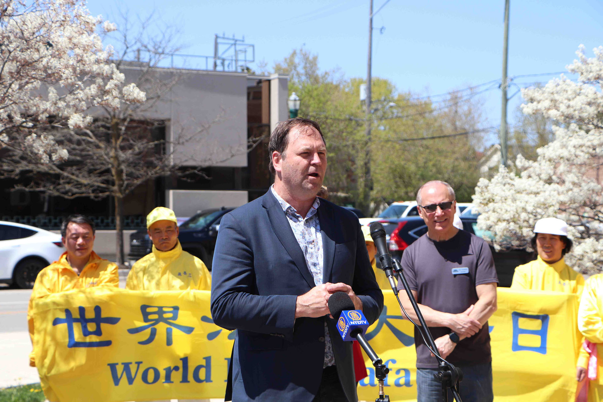 图14:跨国出版公司首席执行官迪恩‧巴克森代尔出席升旗仪式