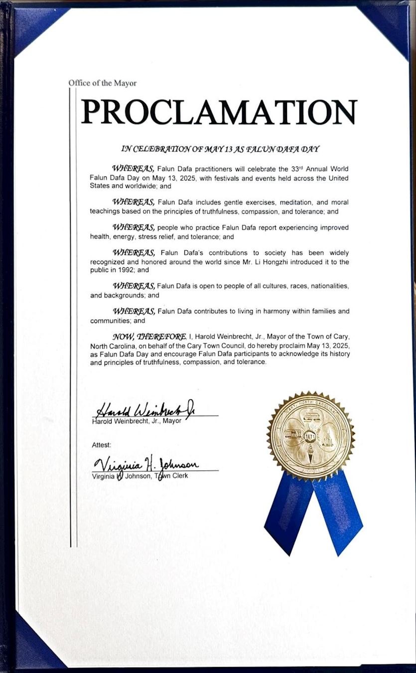 '图2:凯瑞市长小哈罗德·温布雷希特颁发褒奖,祝贺二零二五年“世界法轮大法日”。'