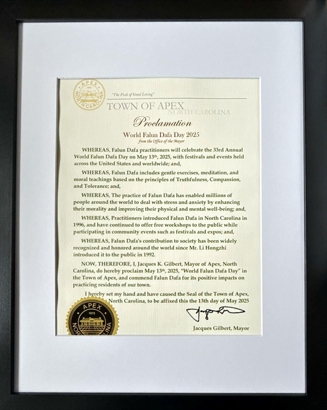 '图3:阿佩克斯市长雅克·K·吉尔伯特颁发褒奖,祝贺二零二五年“世界法轮大法日”。'