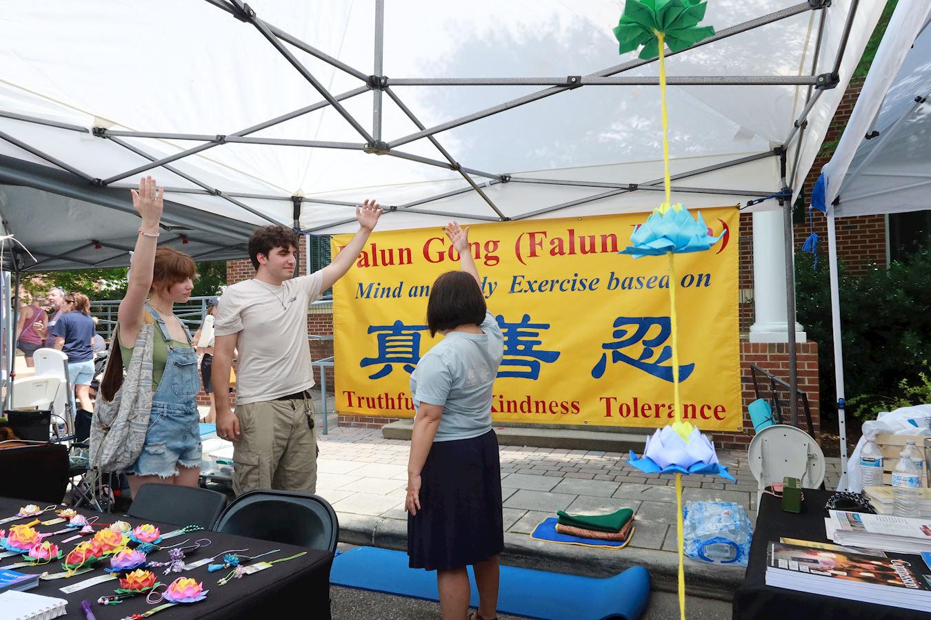 '图3:北卡州大学生卢克(Luke)和夏洛特(Charlotte)在学炼法轮功功法。'