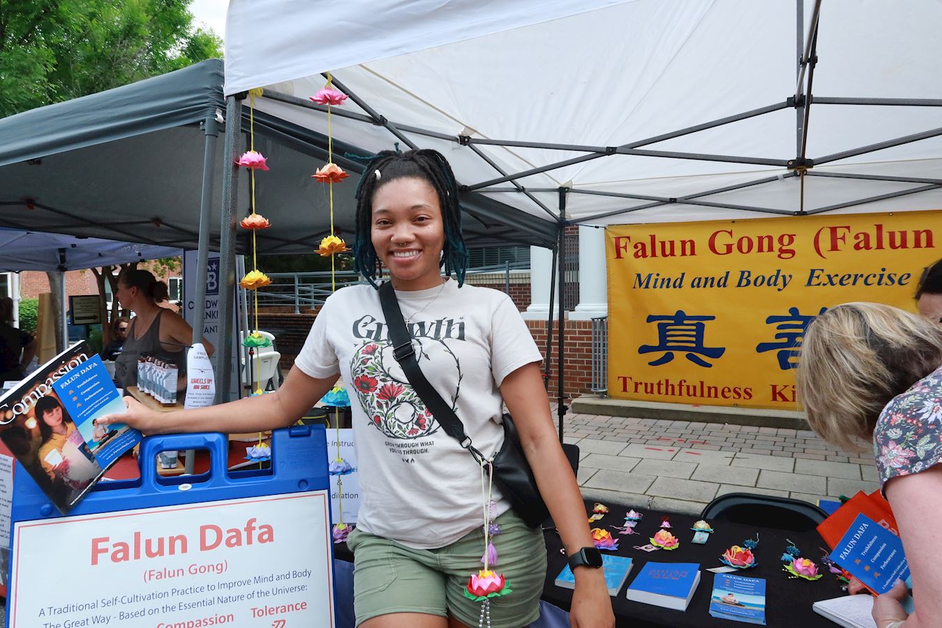 '图4:库特妮(Kourtney)当场学炼了法轮功功法。'