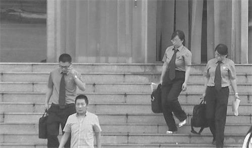 '二零一五年六月十九日,三河市法院对王占青等四位法轮功学员非法庭审结束后,毕立恒带领公诉人芮爽、申倩芳和检方书记员王朝阳从法院大楼走出来。'