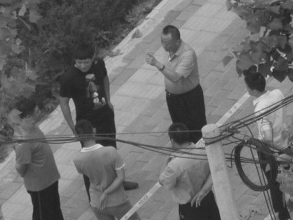 '二零一五年八月七日,三河市法院对法轮功学员王占青等四人第三次非法非法开庭。一大早,国保大队长石连东(中)布置任务,穿绿上衣者是李伟。'