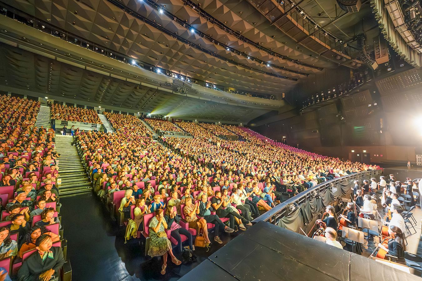 '图3:二零二五年五月十一日下午,美国神韵纽约艺术团2025演季在法国巴黎国际会议中心(Palais des Congrès de Paris)的最后一场演出爆满落幕。'