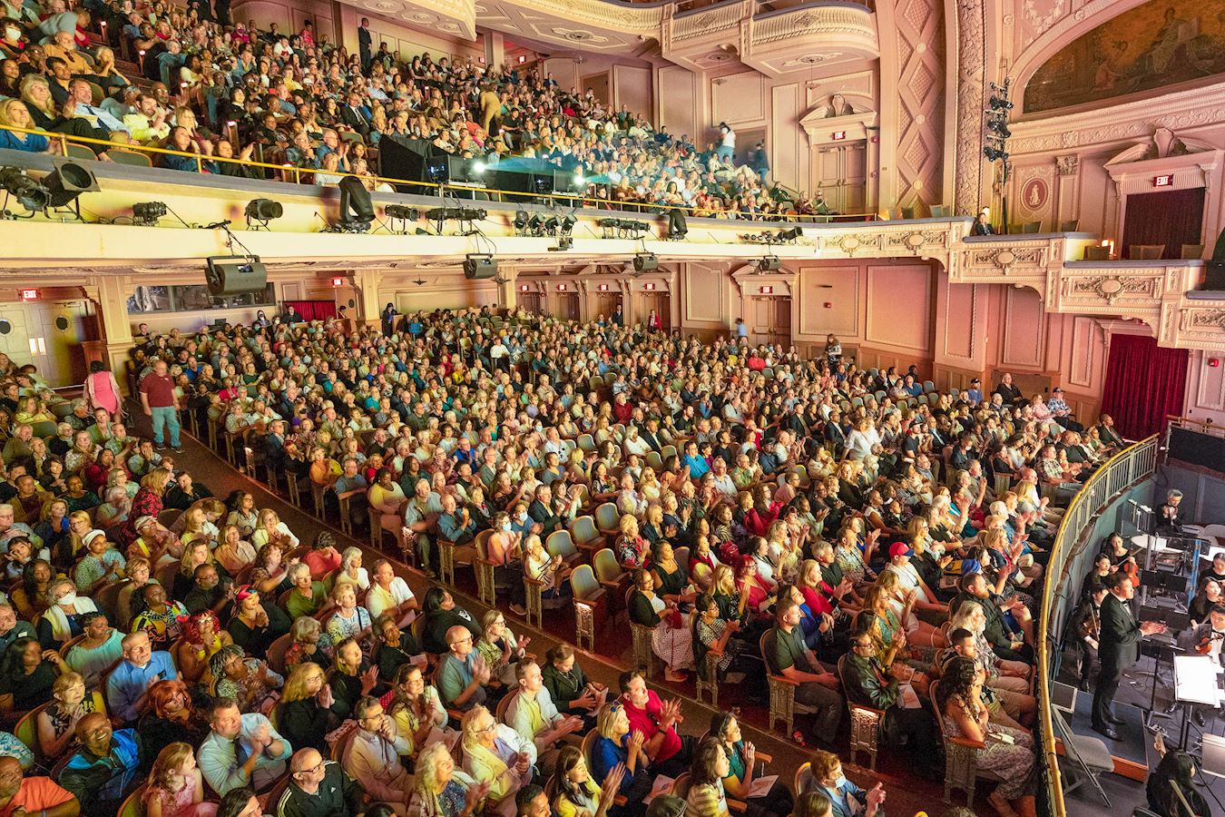 '图6:二零二五年五月七日至十一日,神韵国际艺术团莅临美国宾州费城带来六场演出,图为五月七日在米勒剧院(Miller Theater)的首场演出爆满。'