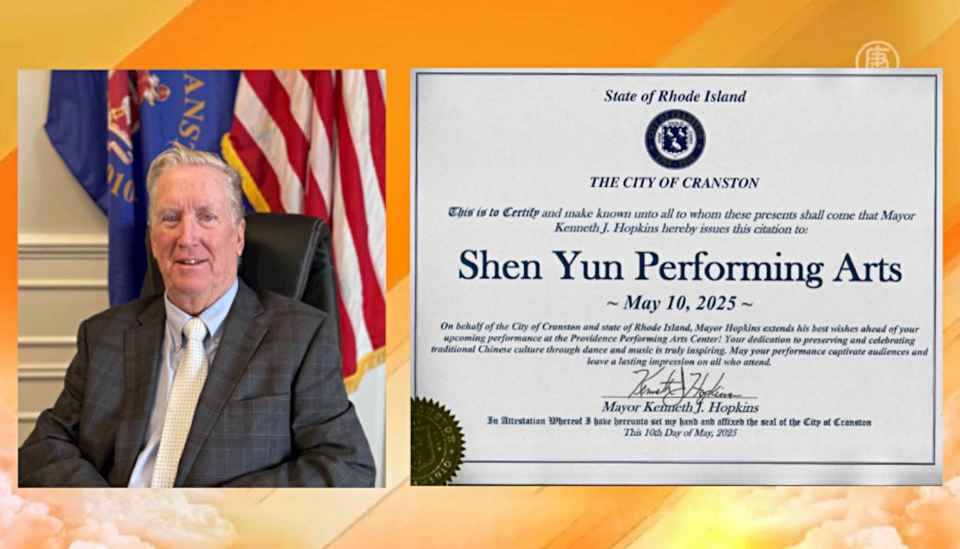 '图10:二零二五年五月,罗德岛州克兰斯顿市市长肯尼斯・霍普金斯(Kenneth J.Hopkins)向神韵艺术团颁发褒奖,盛赞神韵为复兴中华传统文化所作出的杰出贡献。(由神韵主办方提供)'