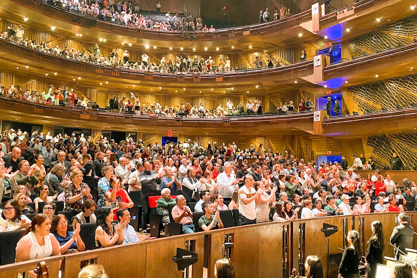 '图11:二零二五年五月十日晚,在墨西哥第二大城市瓜达拉哈拉的瓜达拉哈拉大学桑坦德表演艺术中心(Conjunto Santander Artes Escénicas,Universidad de Guadalajara),神韵新纪元艺术团的第十一场也是最后一场演出爆满落幕。演出结束后艺术家三次谢幕,很多观众起立向神韵艺术家致意。'