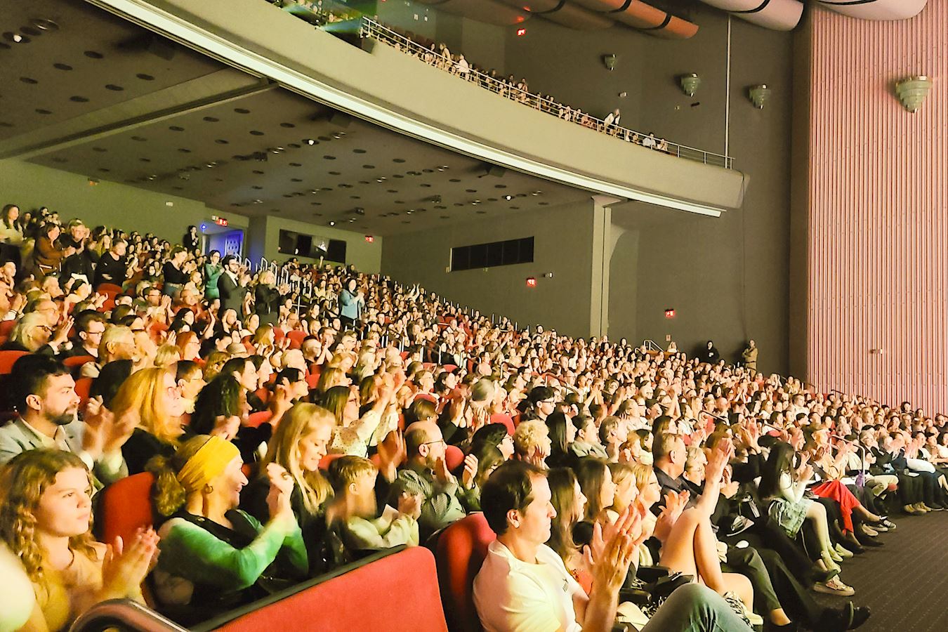 '图13:二零二五年五月十日晚,神韵世界艺术团圆满完成了本年度在巴西首都圣保罗和阿雷格里港两个城市的9场演出。图为五月十日下午,在巴西阿雷格里港FIERGS剧院(Teatro FIERGS)的演出结束后,观众向神韵艺术家致谢。'