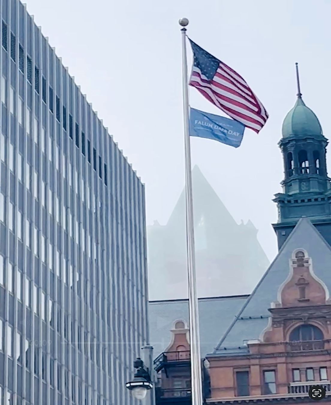 '图1:二零二五年五月十三日,法轮大法日旗帜在密尔沃基市府前冉冉升。'