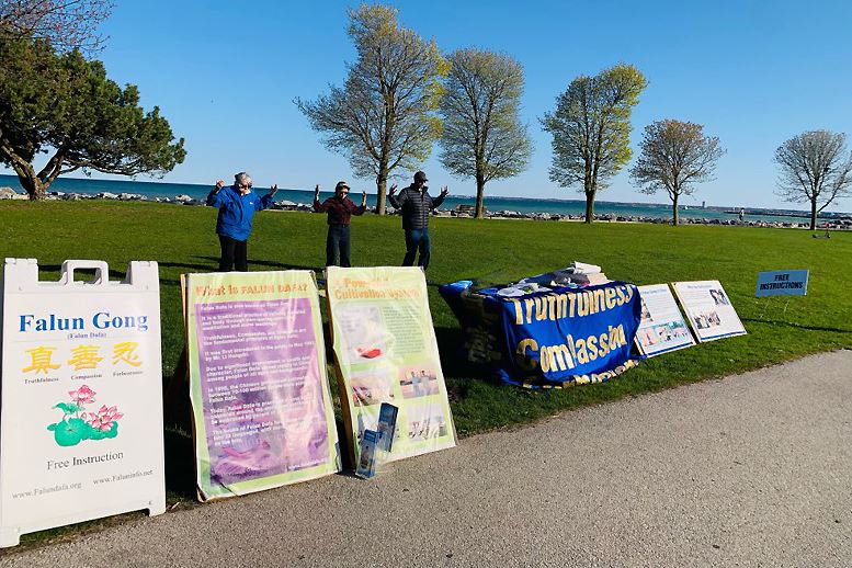 '图5:密尔沃基市的部份大法学员于五月十日下午在市中心的密歇根湖边集体炼功。'