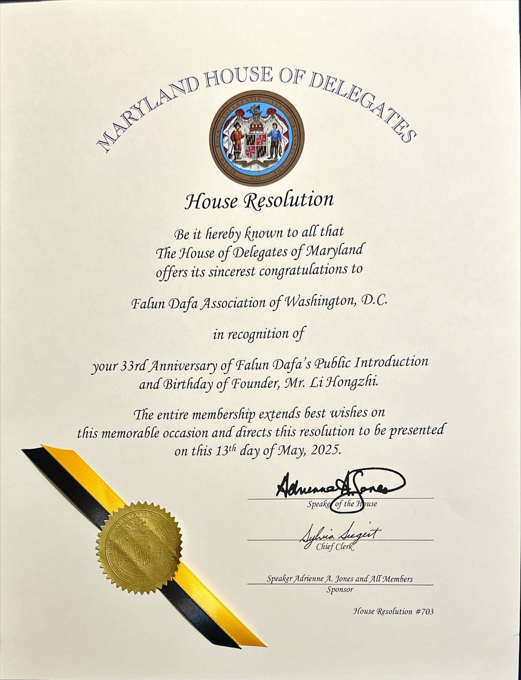 '图2:在第二十六届世界法轮大法日来临之际,美国马里兰州众议院通过第703号决议案,表彰法轮大法传世三十三周年。'