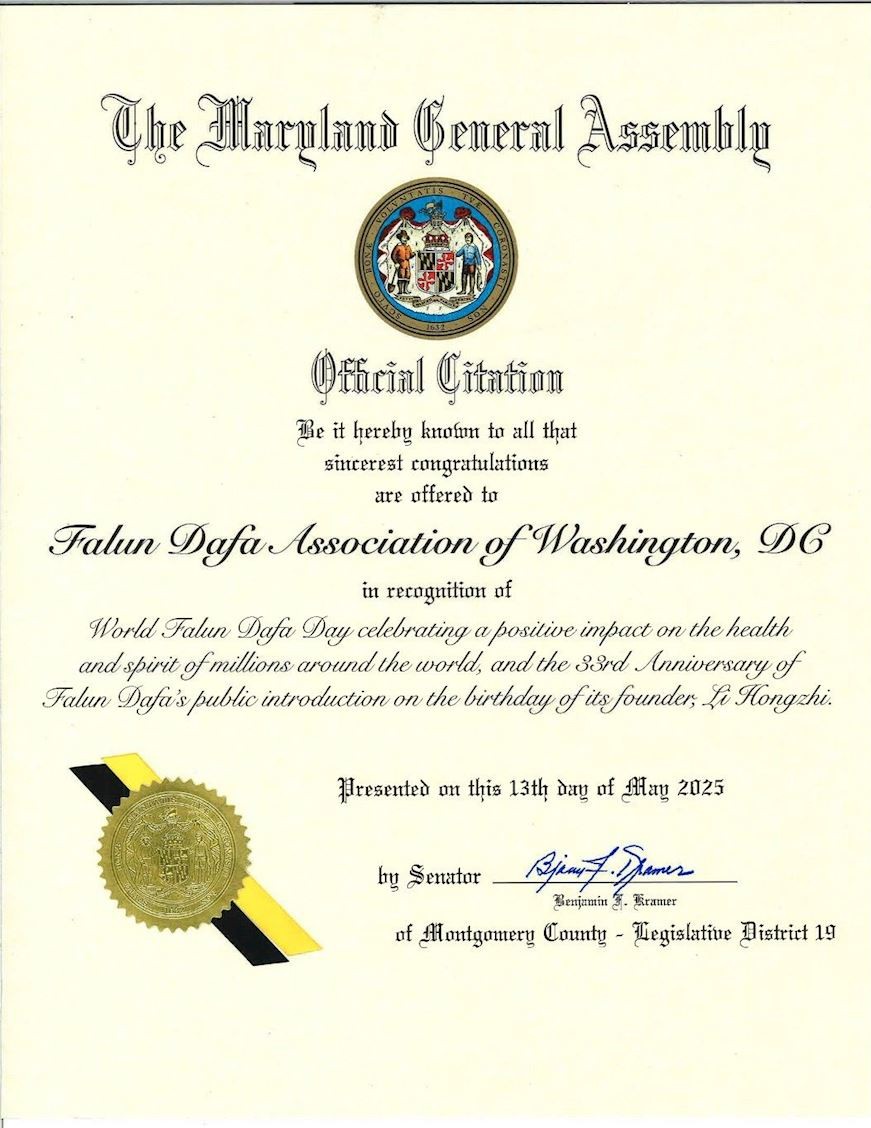 '图1~2:美国马里兰州参议员本杰明·克雷默(Benjamin F. Kramer)颁发褒奖,庆祝世界法轮大法日。'