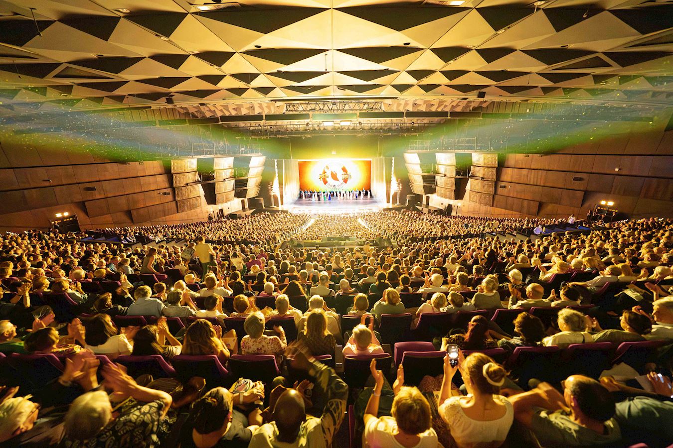 '图1:二零二五年五月二日,美国神韵纽约艺术团在巴黎国际会议中心上演今年第二轮的第二场演出,一票难求。'