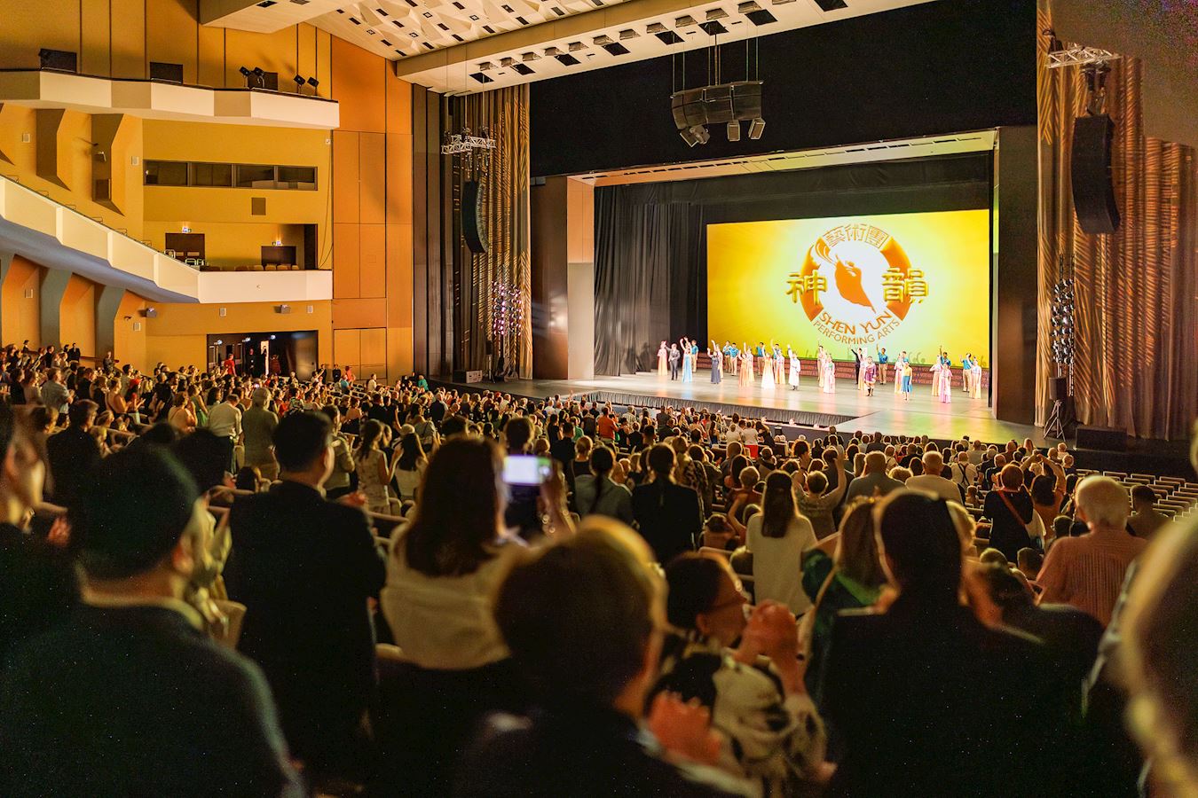 '图3:二零二五年五月一日下午,神韵巡回艺术团在捷克首都布拉格会议中心(Teatro Ópera)的第二场演出爆满,谢幕时观众们起立鼓掌欢呼。'