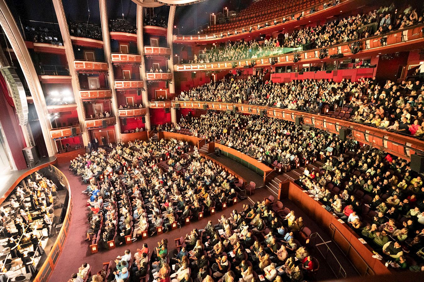 '图4:二零二五年五月三日,神韵北美艺术团在世界影艺之都——洛杉矶好莱坞的杜比剧院(Dolby Theatre)上演了两场演出,连续爆满。'