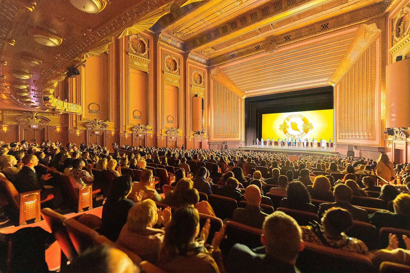 '图5:二零二五年五月四日下午,神韵新世界艺术团在芝加哥歌剧院(Civic Opera House)上演第三场演出,再次大爆满。'