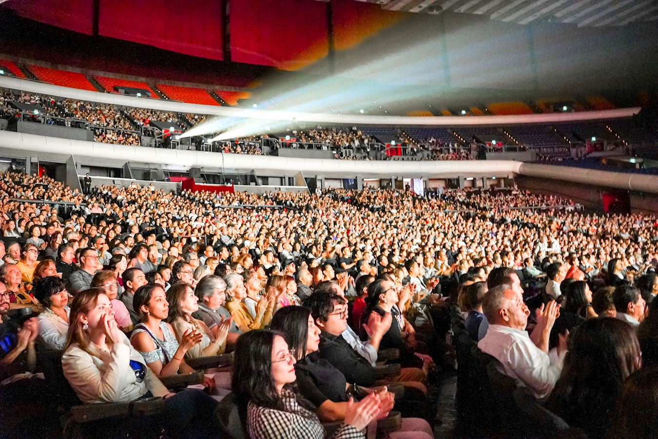 '图6:二零二五年五月三日下午,神韵新纪元艺术团在墨西哥首都墨西哥城国家礼堂(Auditorio Nacional)的第三场演出高朋满座,气氛热烈,艺术家两次谢幕。'