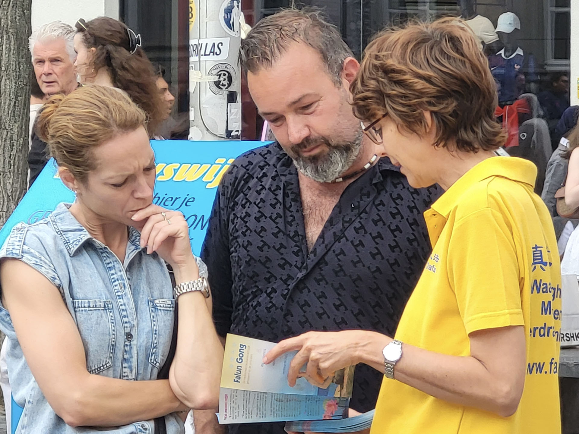 图5~13:比利时民众了解迫害真相,签名支持法轮功学员的反迫害