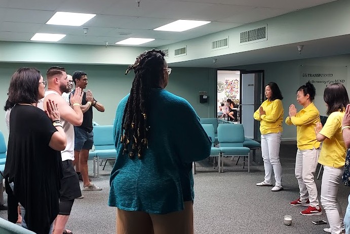 图3~6:参展市民正在学炼法轮功。