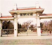 '龙沙公园正门'
