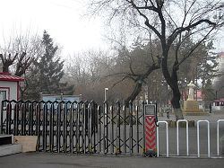 '龙沙公园二号门'