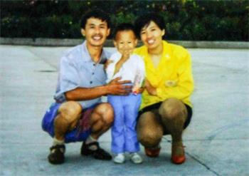 '雪莲儿时一家三口的幸福时光'