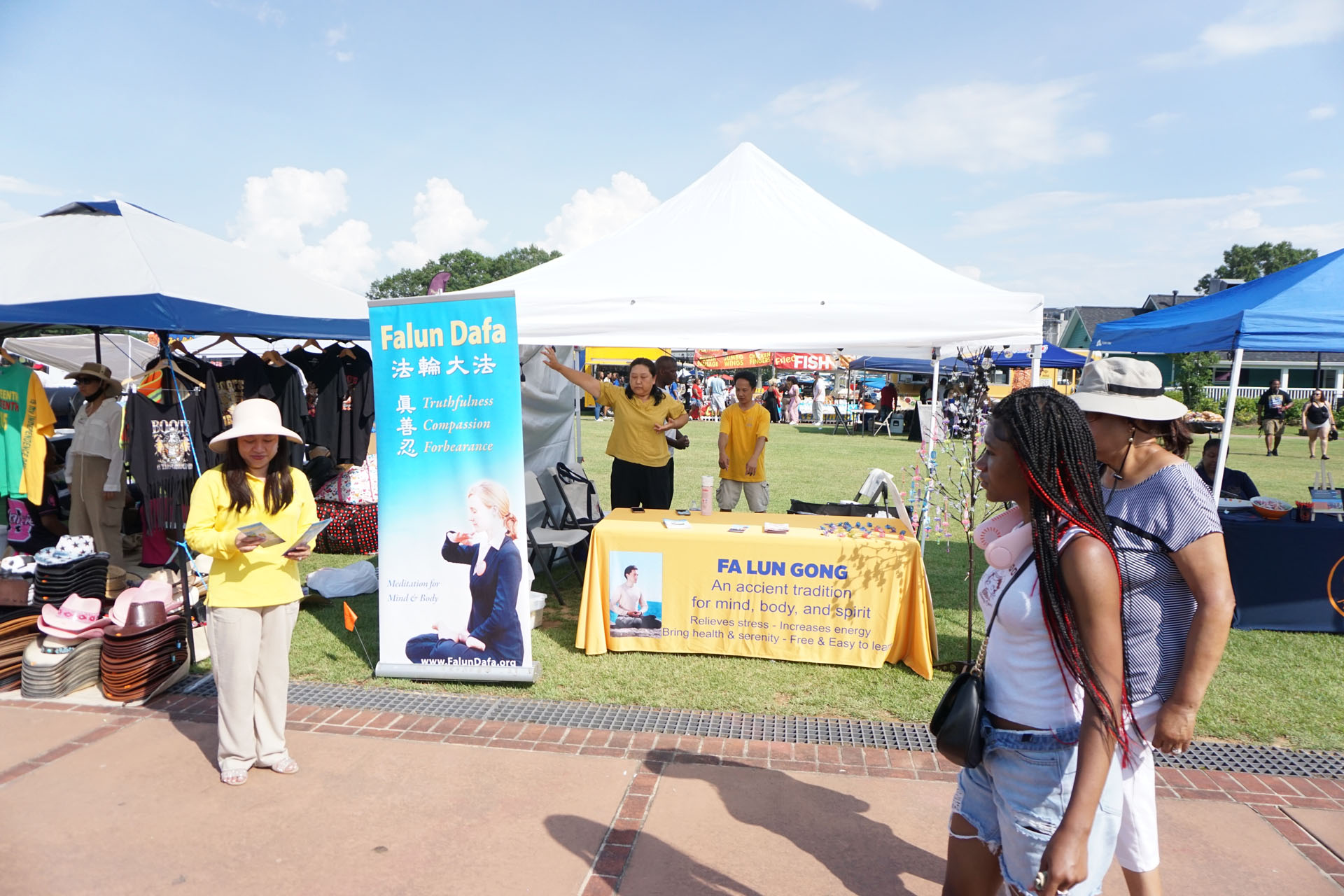图1:二零二五年六月二十一日,亚特兰大学员在莫洛城节庆活动上弘法