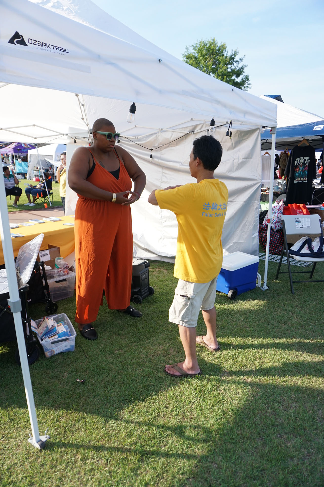 图2:一市民跟着法轮功学员学炼功法