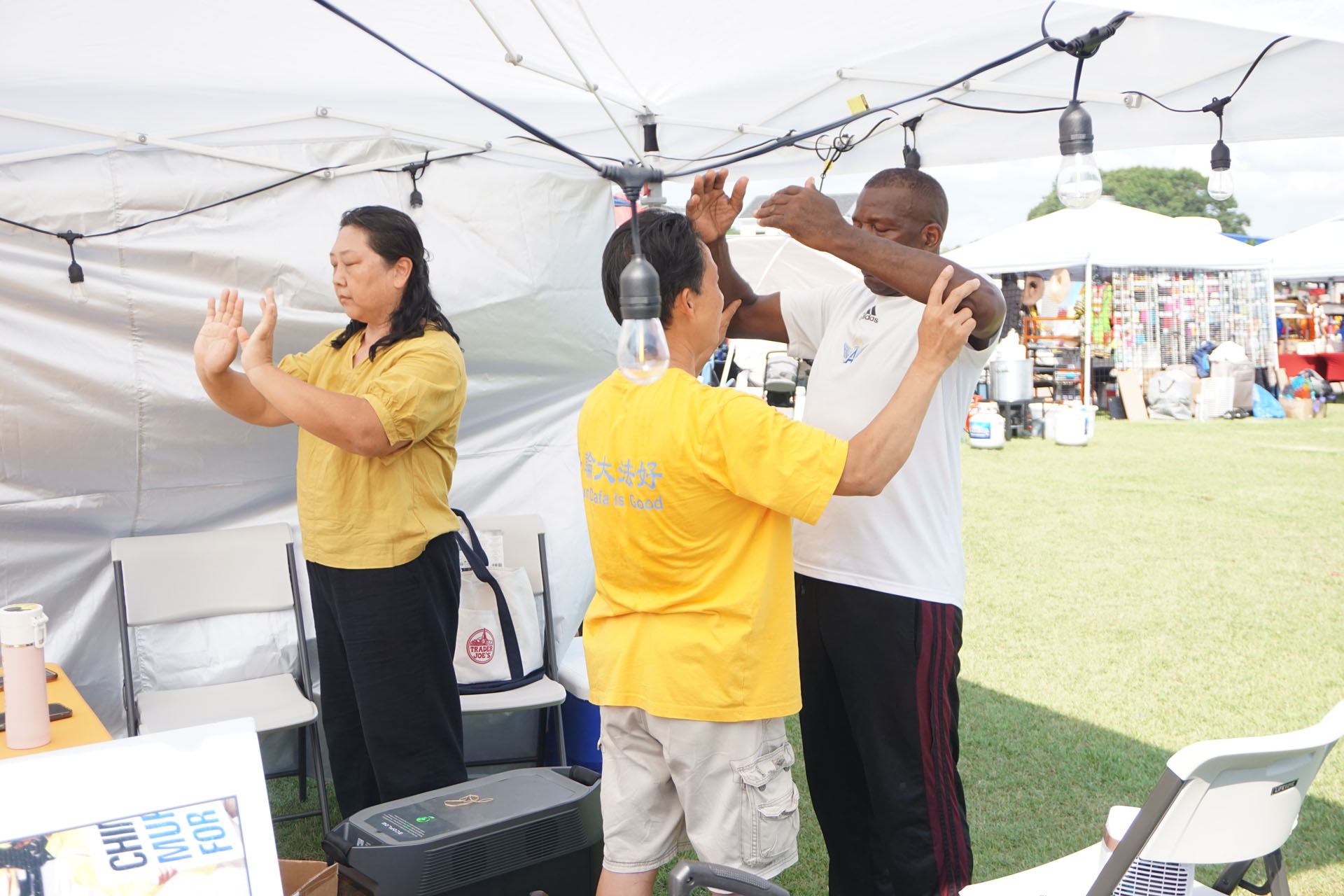 图4:菲尔·戴维斯先生(右一)在学习法轮功功法动作