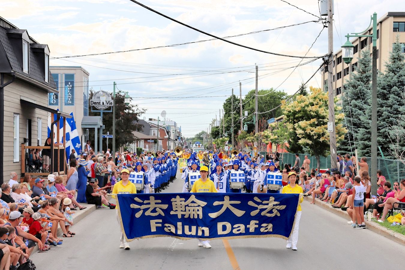 '图1:六月二十四日,法轮功学员受邀参加有逾百年历史的瓦利菲尔德省庆游行,受到盛赞。'