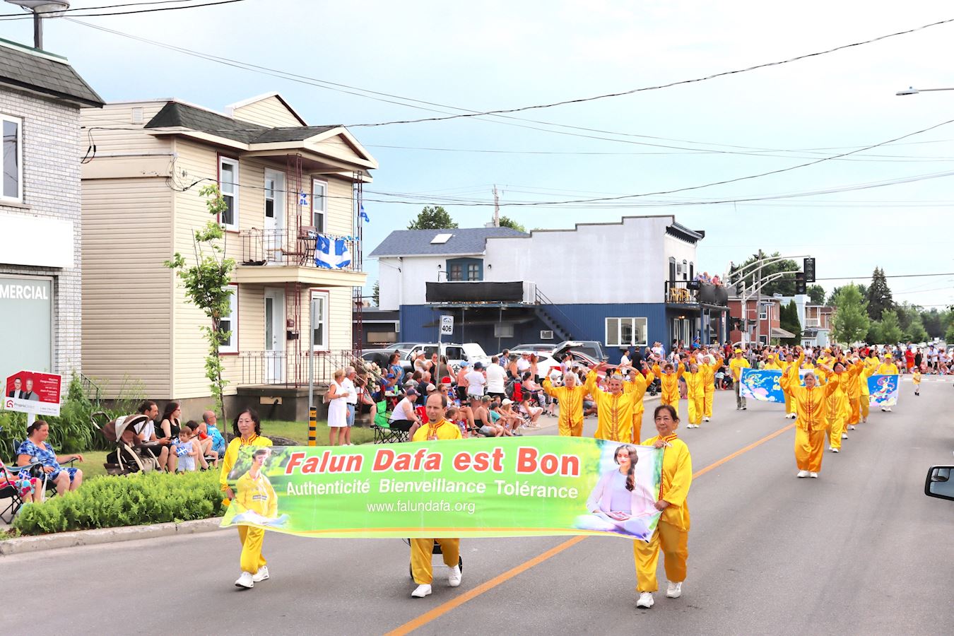 '图2:法轮功队伍中的炼功方阵在展示功法。'