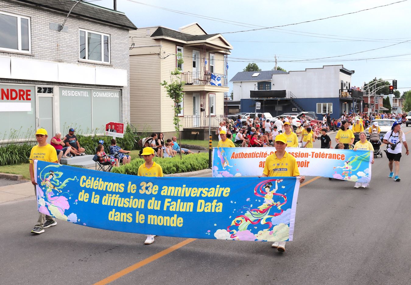 '图3:法轮功队伍中的横幅。用法语书写的“庆祝法轮大法弘传世界33周年”,“真、善、忍带给人希望”。'