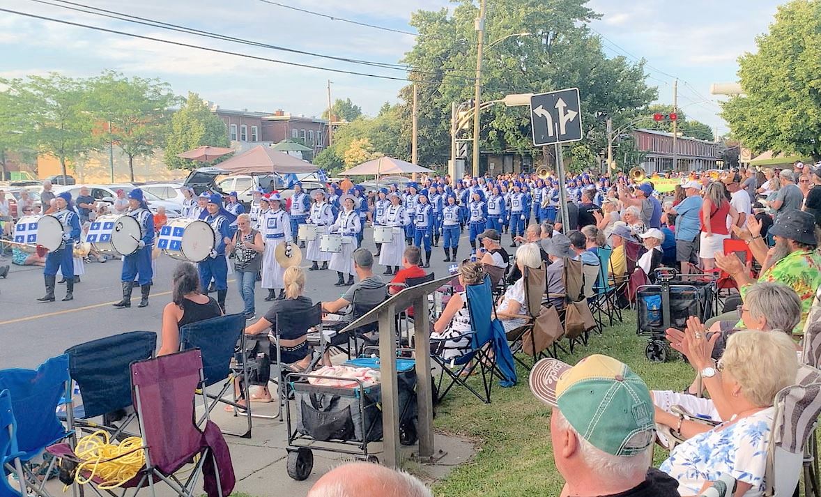 '图5:法轮功队伍在行进途中受到民众热情欢迎。'