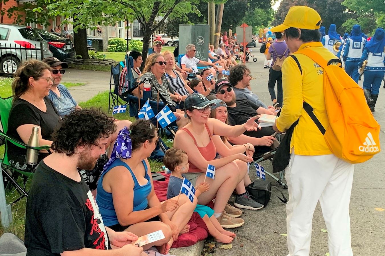 '图6:观众接过和阅读法轮功传单。'