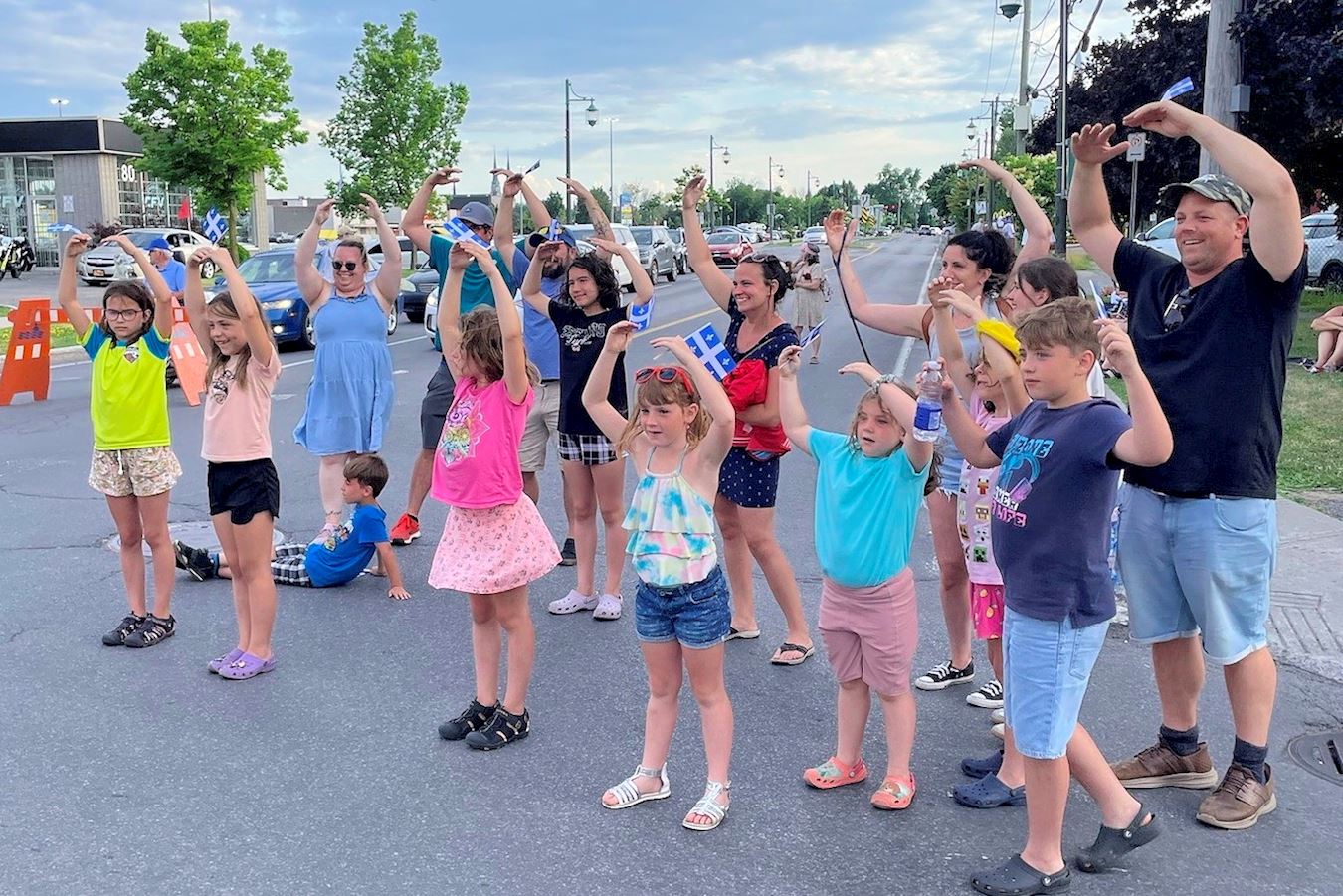 '图7:沿途观众跟着炼功方阵做抱轮动作。'