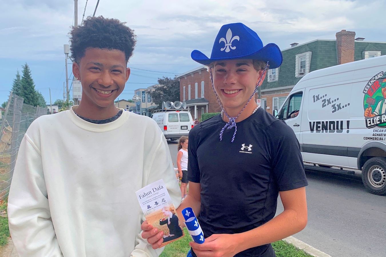 '图8:瓦城观众喜见法轮功。'