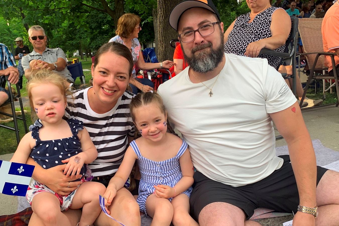 '图11:凯文(Kevin,右)一家。'