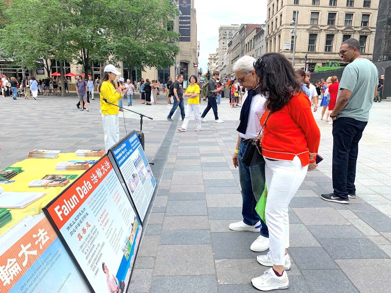 '图4~5:民众在观看真相展板。'