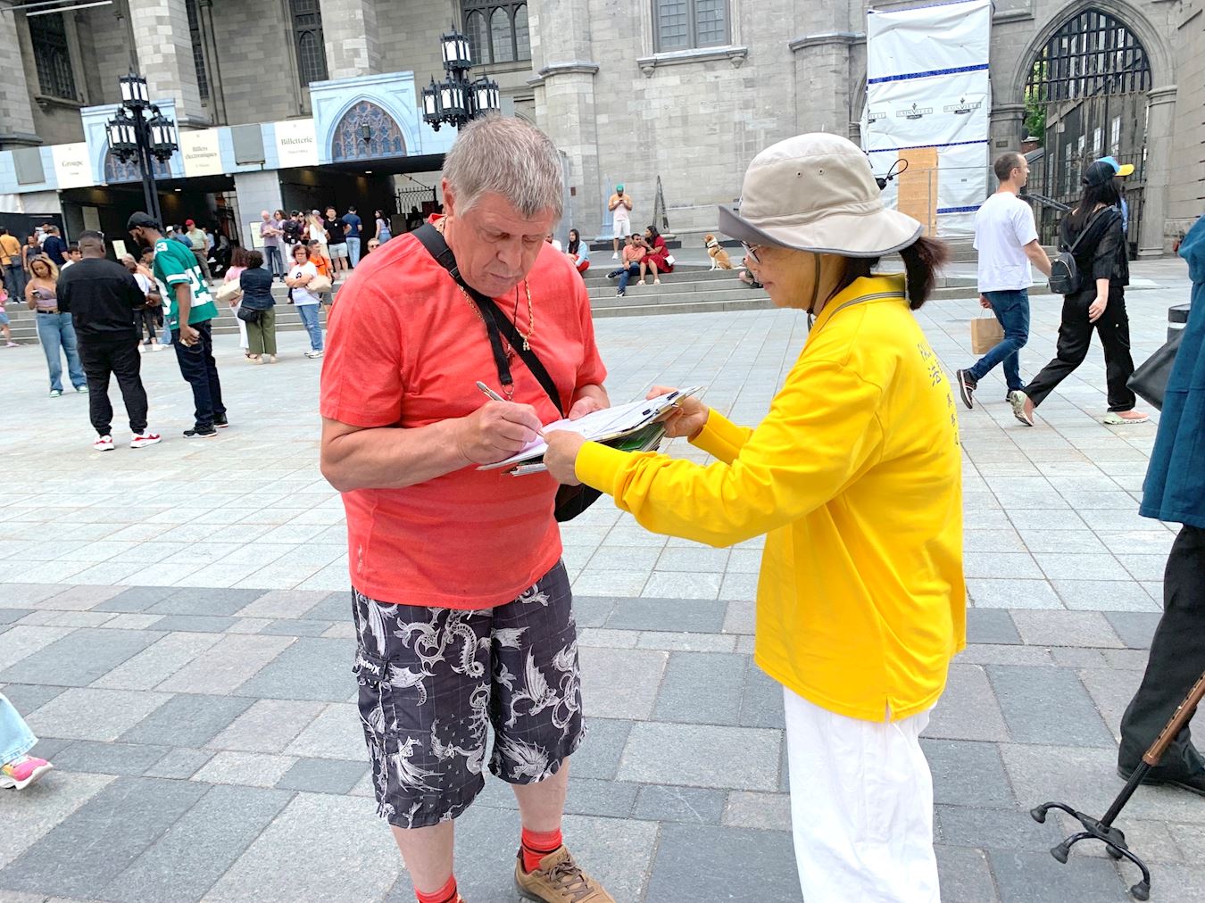 '图6~12:民众在征签信上签字。'