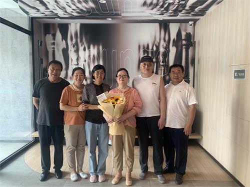 '刘丽杰和家人及代理律师离开黑龙江省女子监狱的合影'