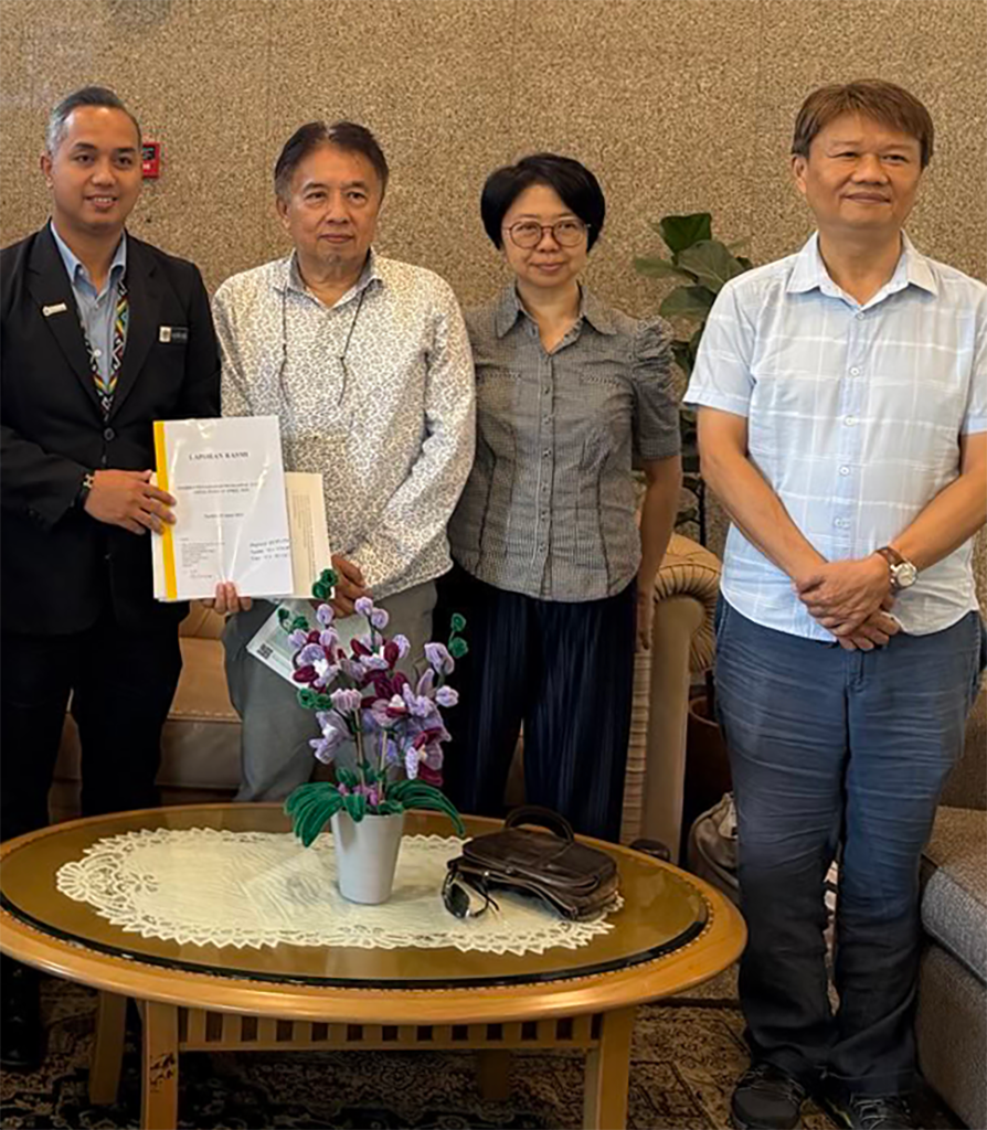 图片:马来西亚政府首席秘书办公室官员接受了当地法轮功学员提交的报告书