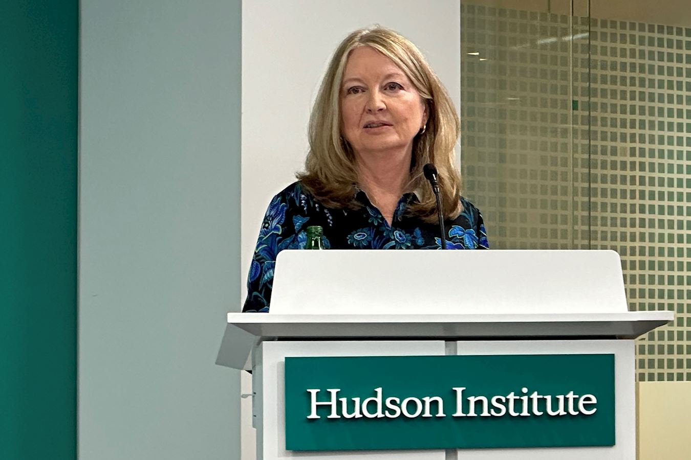 '图1:美国智库哈德逊研究所宗教自由中心主任尼娜·谢伊谴责中共威胁美国华人信仰自由,干扰神韵艺术团演出。'