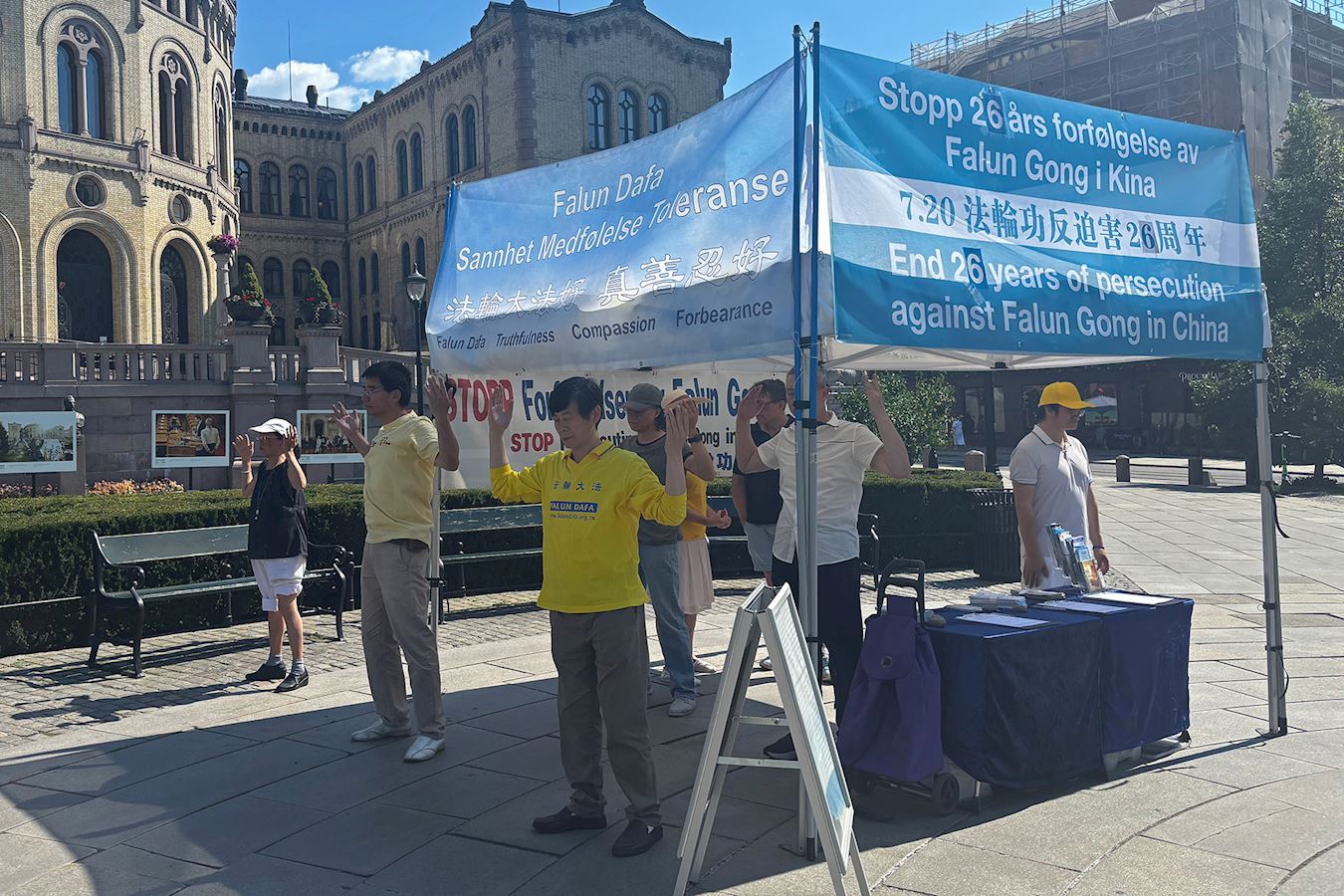 '图2:二零二五年七月十九日法轮功学员在挪威国会前呼吁制止迫害。'