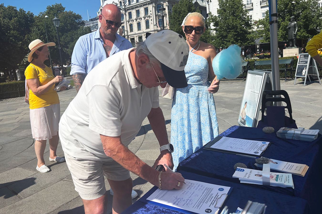 '图3:伊达的父亲克里斯蒂昂(Christian)在征签表上签名。'