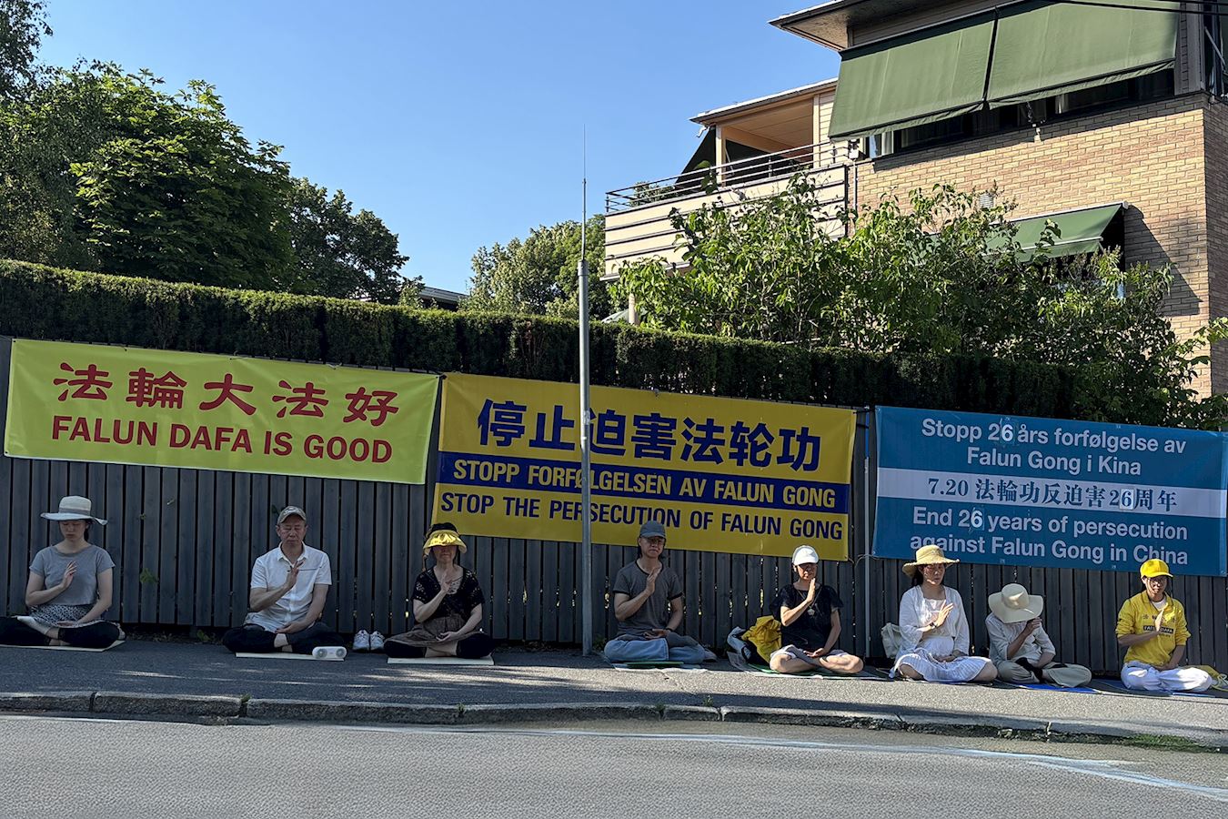 '图4:二零二五年七月二十日法轮功学员在中共驻挪威使馆前抗议二十六年的迫害。'