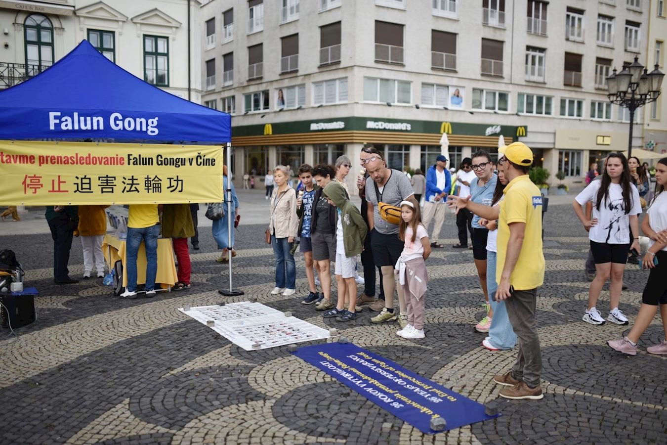 '图1:二零二五年七月十八日,斯洛伐克法轮功学员在首都布拉迪斯拉发(Bratislava)赫维兹多斯拉夫广场举行反迫害二十六年集会。'